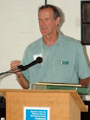Harold Janeway speaks from the podium at a Forest Society event.